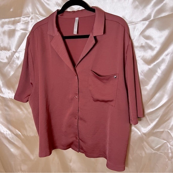 Fabletics Rose Satin Boxy Button-Down Active Top 2X NWT - Picture 1 of 5